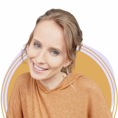 Melanie Hüppi lächelt in die Kamera – bindungs- und beziehungsorientierte Familienberatung in Obwalden Schweiz